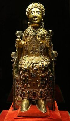  Reliquary of Saint Foy: Gösterişli Altın ve Dönemin En Uygun Taşları!